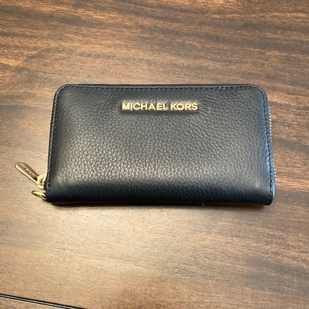 Black zippered Michael Kors wallet